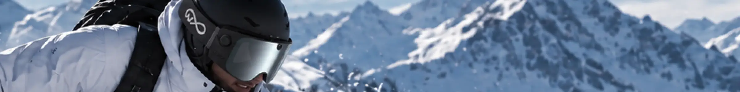 滑雪者穿行于雪山之间